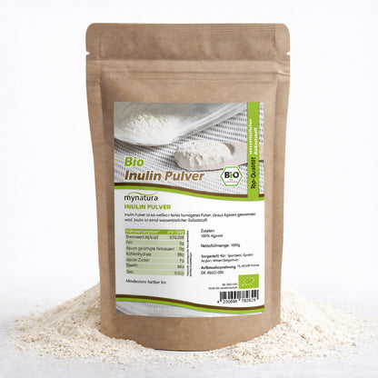 Beutel mit Mynatura Bio Agaven Inulin Pulver, stehend auf einer Schicht weißen Pulvers, Vorderseite mit Etikett und Nährwertangaben sichtbar.