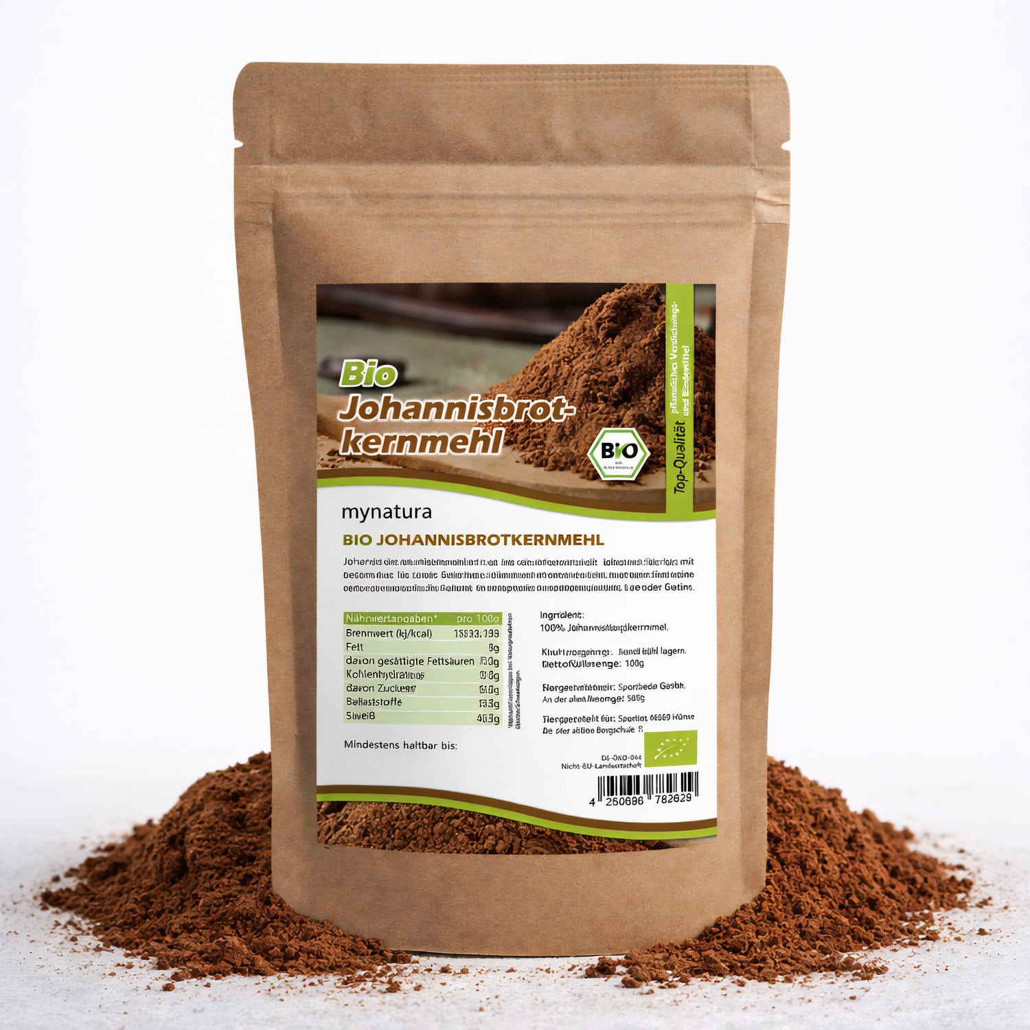 Beutel mit Etikett für Bio Johannisbrotkernmehl E410, stehend auf einem Haufen braunen Mehls, Produkt für backen, kochen und als glutenfreies verdickungsm geeignet.