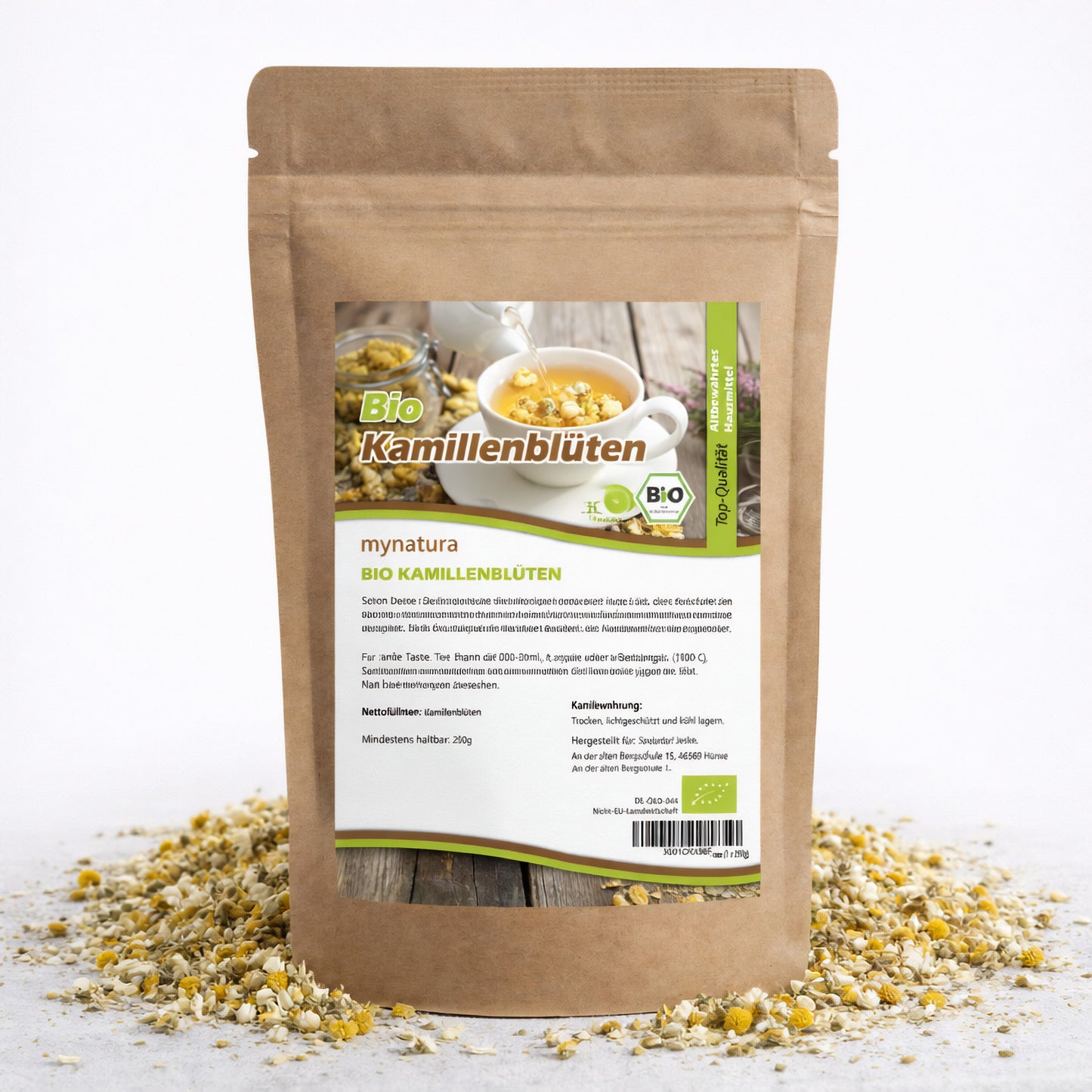 Beutel Mynatura Bio Kamillenblüten, getrocknet, ganz 250g auf weißem Hintergrund, umgeben von verstreuten Kamillenblüten.