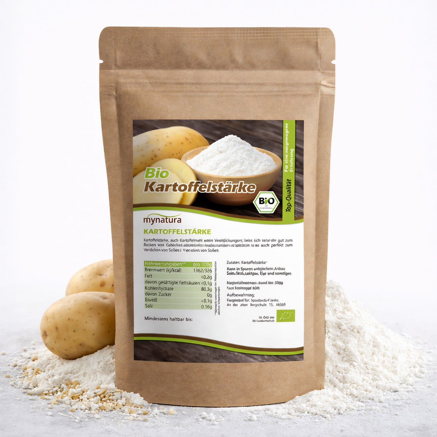 Beutel Mynatura Bio Kartoffelstärke 500g vor Kartoffeln und einem Holzschälchen mit weißer Stärke auf verstreuter glutenfreier Stärke