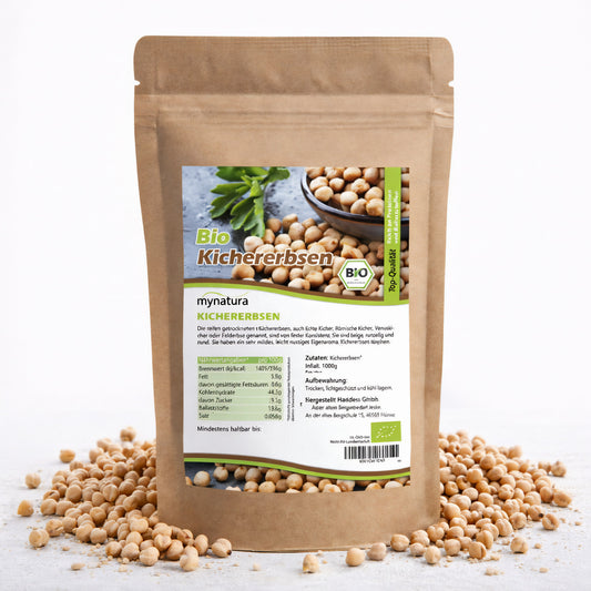 Beutel Mynatura Bio Kichererbsen mit Sicht auf Etikett, umgeben von losen Kichererbsen, geeignet als pflanzliche Proteinquelle und Superfood.