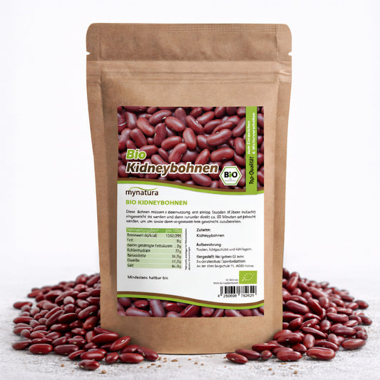 Beutel Mynatura Bio Kidneybohnen, umgeben von losen kidneybohnen, Vorderseite mit Nährwertangaben und Produktinfos sichtbar.