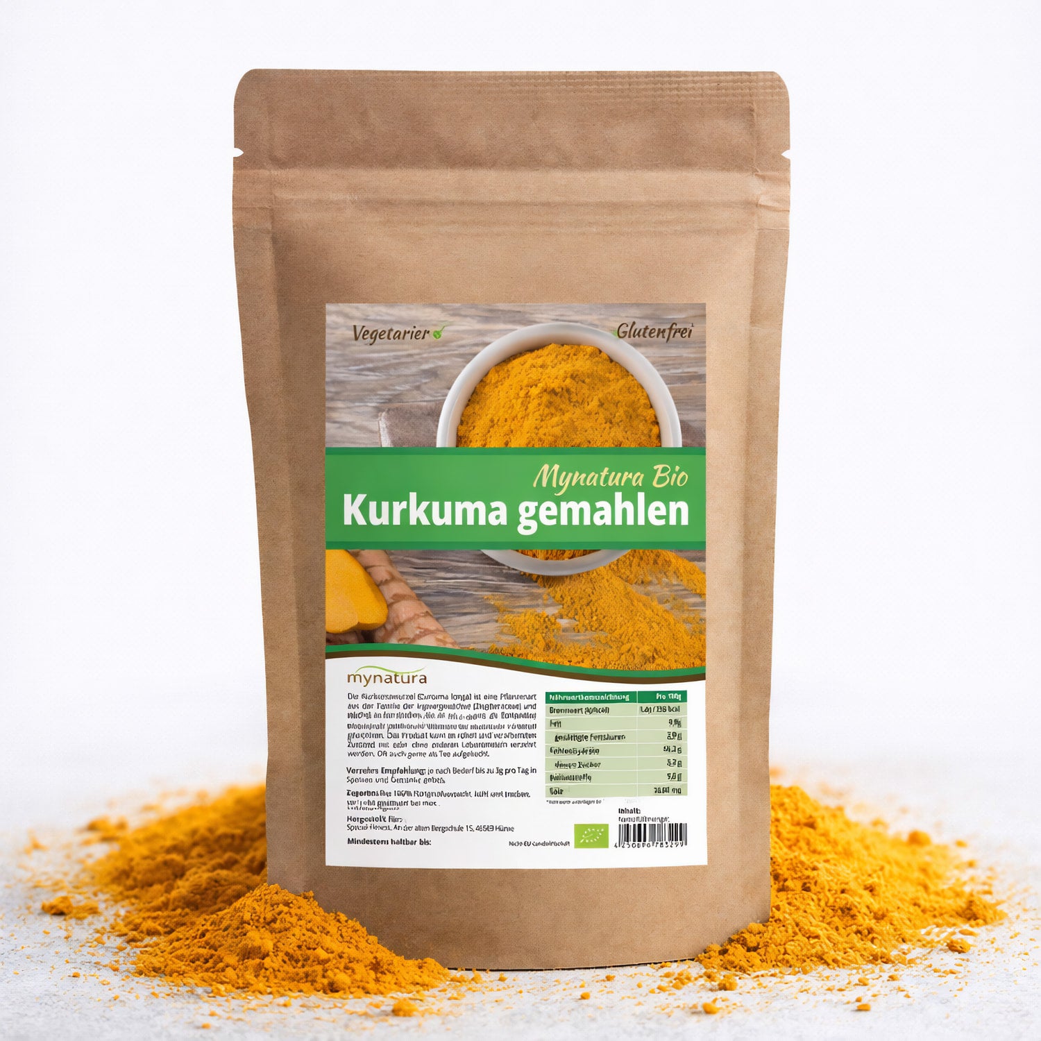 Beutel Mynatura Bio Kurkuma Pulver stehend auf weißem Hintergrund, umgeben von verstreutem gelbem Pulver, Vorderseite mit Etikett sichtbar.