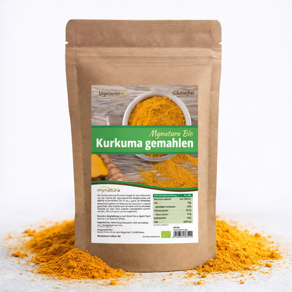 Beutel Mynatura Bio Kurkuma Pulver stehend auf weißem Hintergrund, umgeben von verstreutem gelbem Pulver, Vorderseite mit Etikett sichtbar.