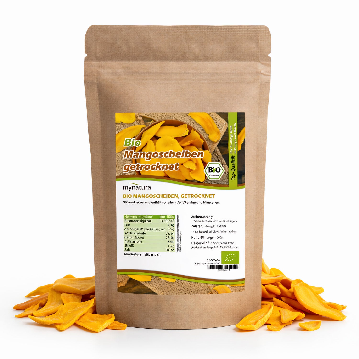 Beutel mit mynatu Bio Mango Stücke, getrocknet, stehend auf weißem Hintergrund, umgeben von verstreuten mango trockenfrüchten.