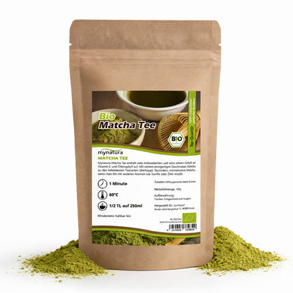 Beutel Mynatura Bio Matchapulver 100g mit Sichtfenster auf Etikett, daneben etwas grünes Pulver verstreut, japanischer Tee als Naturprodukt.