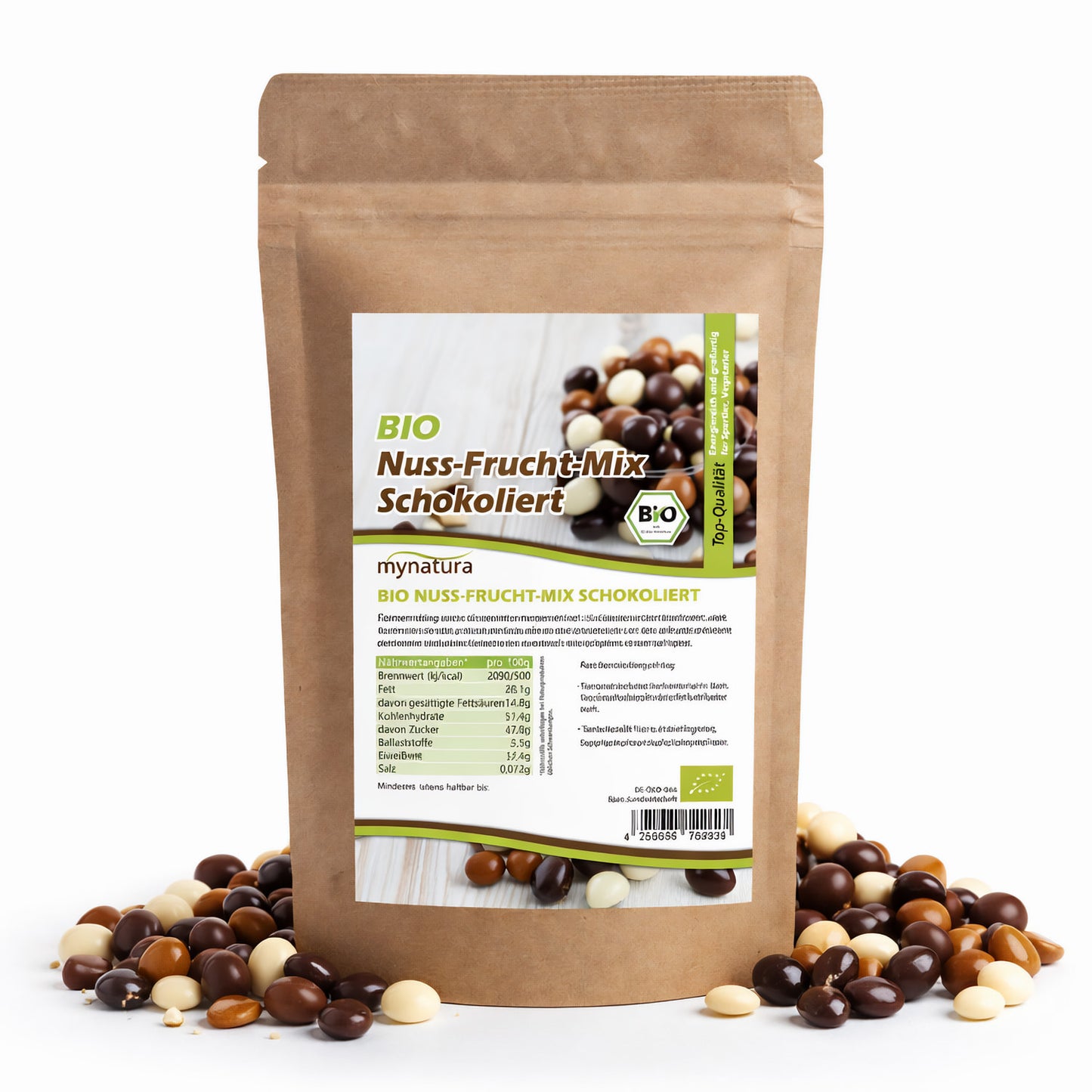 Beutel Mynatura Bio Nuss-Fruchtmischung schokoliert 500g, stehend, umgeben von bunten schokolierten Nüssen und Früchten auf weißem Hintergrund.