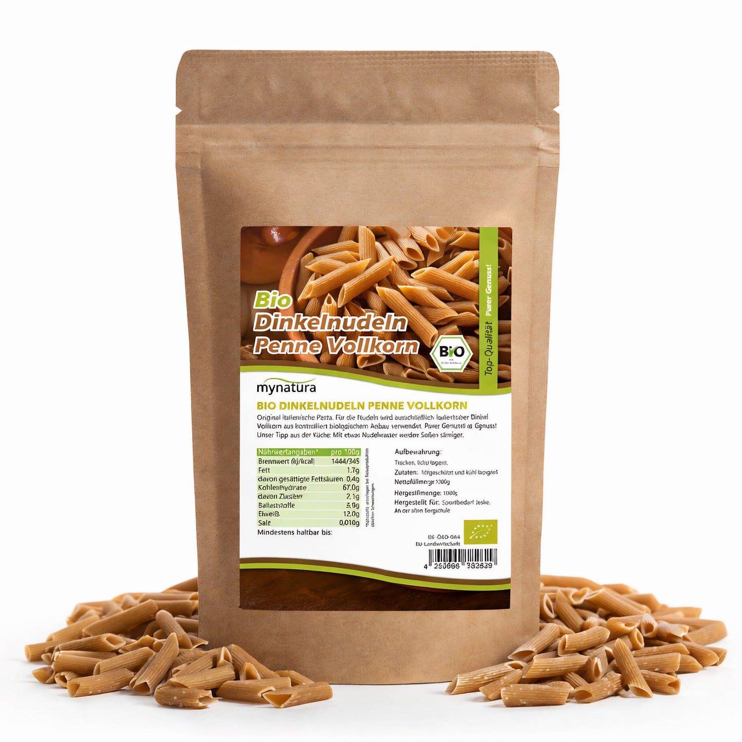 Beutel mit mynatura Bio Dinkel Penne Vollkorn Nudeln, umgeben von losen dinkel nudeln auf weißem Hintergrund.