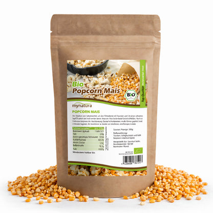Beutel mit Mynatura Bio Popcornmais, umgeben von losen Maiskörnern, Vorderseite mit Etikett und Nährwertangaben, geeignet zum Popcorn selber machen.