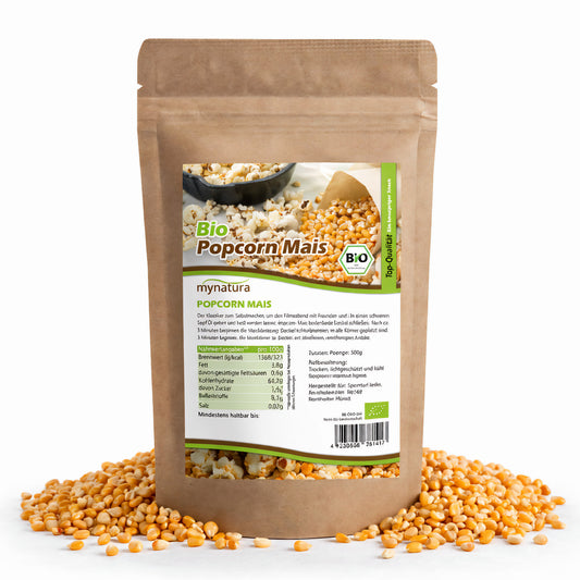 Beutel mit Mynatura Bio Popcornmais, umgeben von losen Maiskörnern, Vorderseite mit Etikett und Nährwertangaben, geeignet zum Popcorn selber machen.