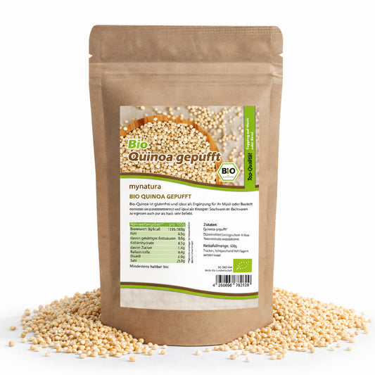 Beutel mit Bio gepufftem Quinoa 600g von Mynatura, umgeben von losem Quinoa auf weißem Hintergrund.