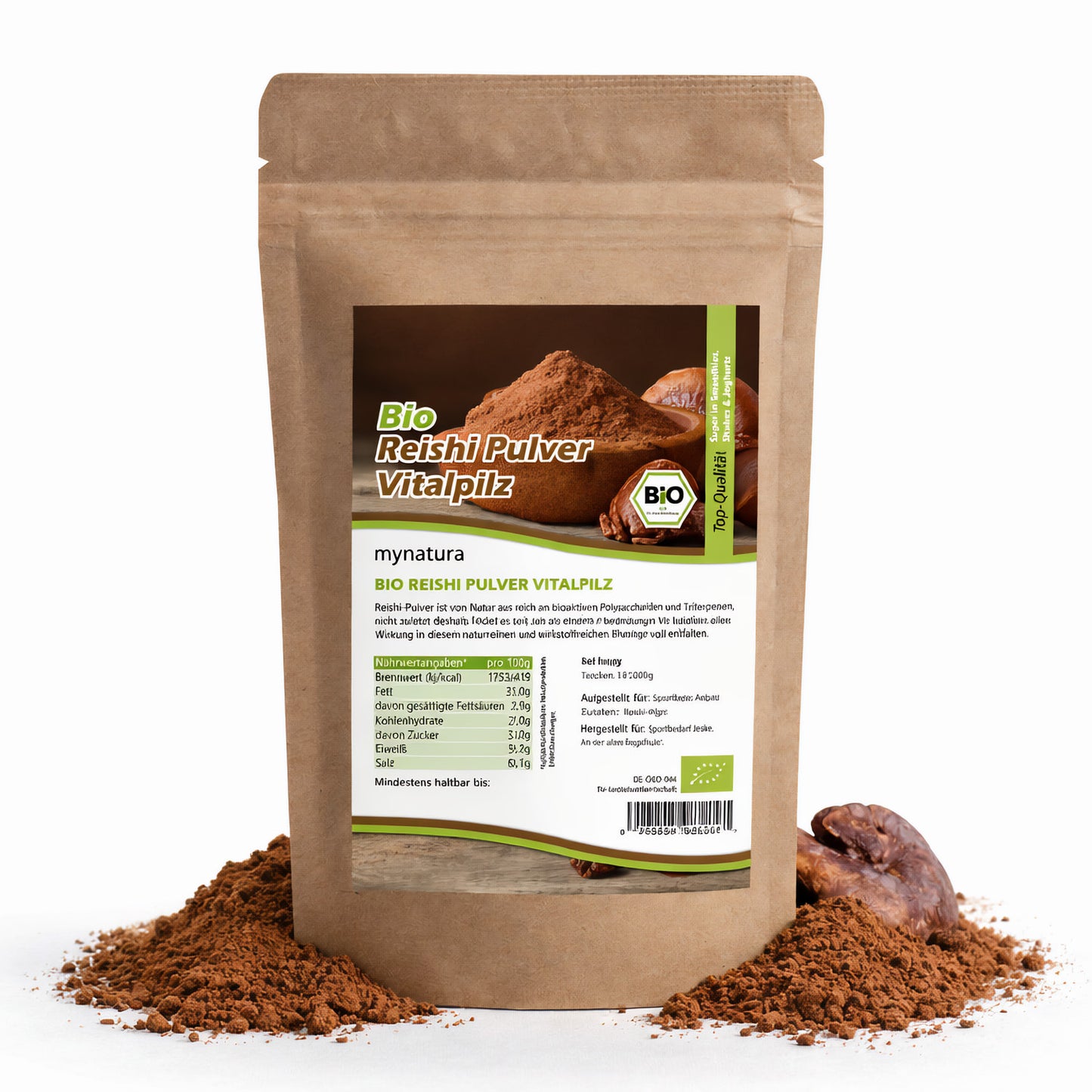 Beutel mit Bio Reishi Pulver von Mynatura, stehend auf einer Unterlage aus gemahlenem Pilz und einem Stück getrocknetem Reishi-Pilz, Vorderseite mit Etikett sichtbar.