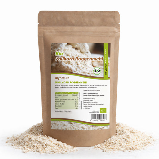 Beutel mit mynatura Bio Roggenmehl steht auf einer kleinen Menge ausgestreutem roggenmehl, Vorderseite mit Etikett und Nährwertangaben sichtbar.