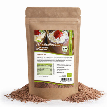 Beutel Mynatura Bio Schokopuddingpulver 100g stehend auf einer Portion Schoko-Pulver, Vorderseite mit Etikett sichtbar
