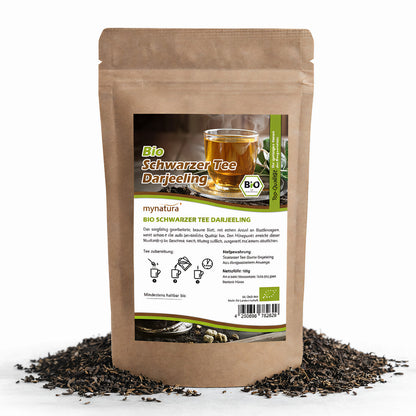 Beutel Mynatura Bio Schwarzer Darjeeling Tee mit sichtbarem Etikett und losem schwarzem Tee auf weißem Hintergrund.