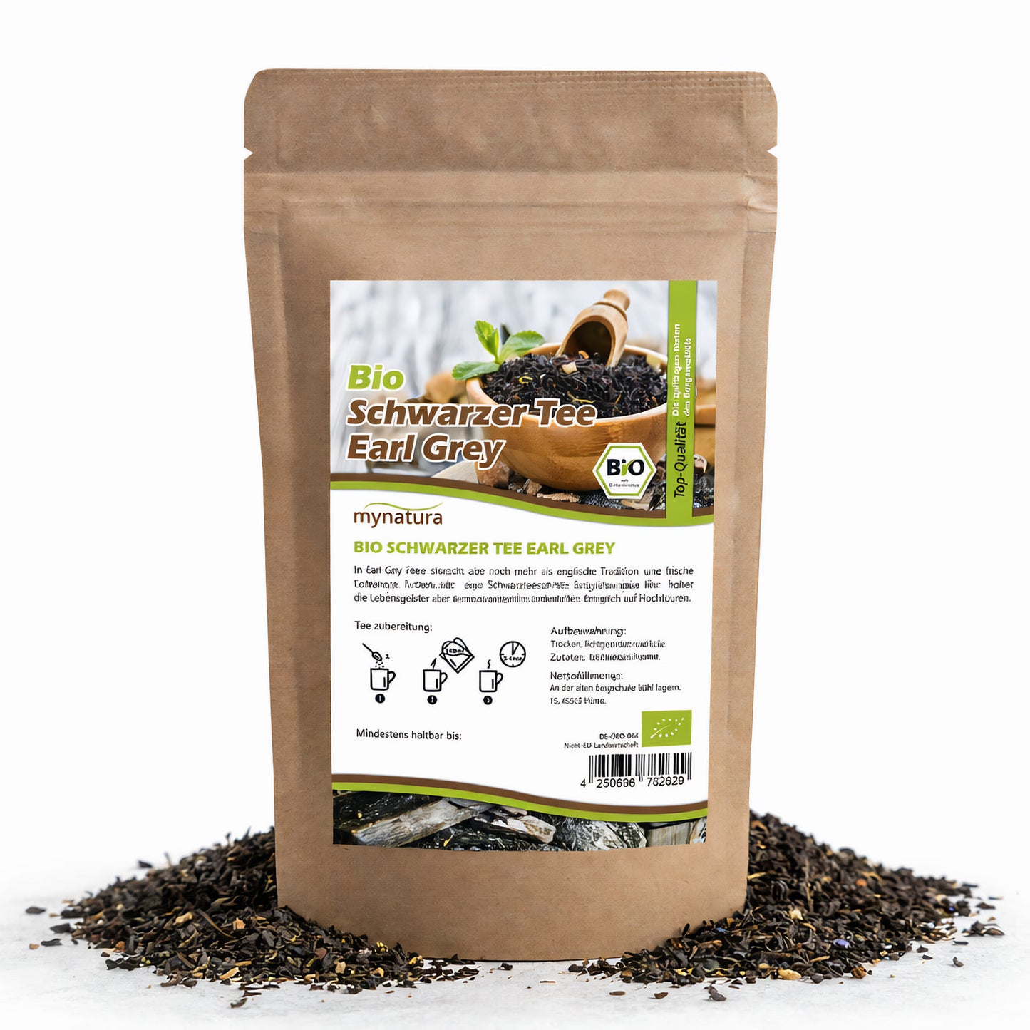 Beutel mit Bio Earl Grey Schwarztee, vorne Etikett mit Produktinfos, umgeben von losem Schwarztee mit Bergamotte-Aromamischung auf weißem Hintergrund.