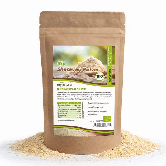 Beutel mit Bio Shatavari Pulver von Mynatura, 250g, stehend auf verstreutem Pulver, Vorderseite mit Etikett sichtbar