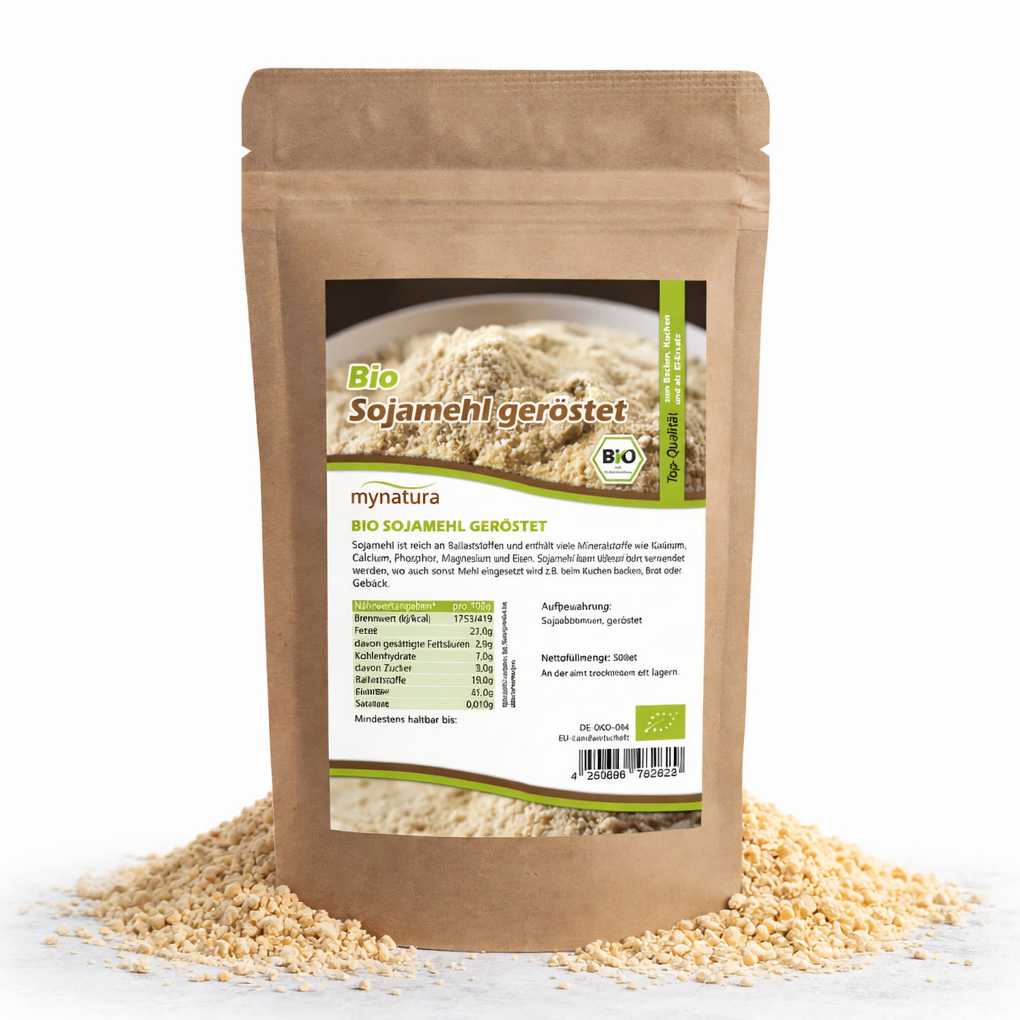 Beutel mit mynatura Bio Sojamehl geröstet, stehend auf einem Haufen geröstetem Sojamehl, Vorderseite mit Etikett und Nährwertangaben sichtbar.
