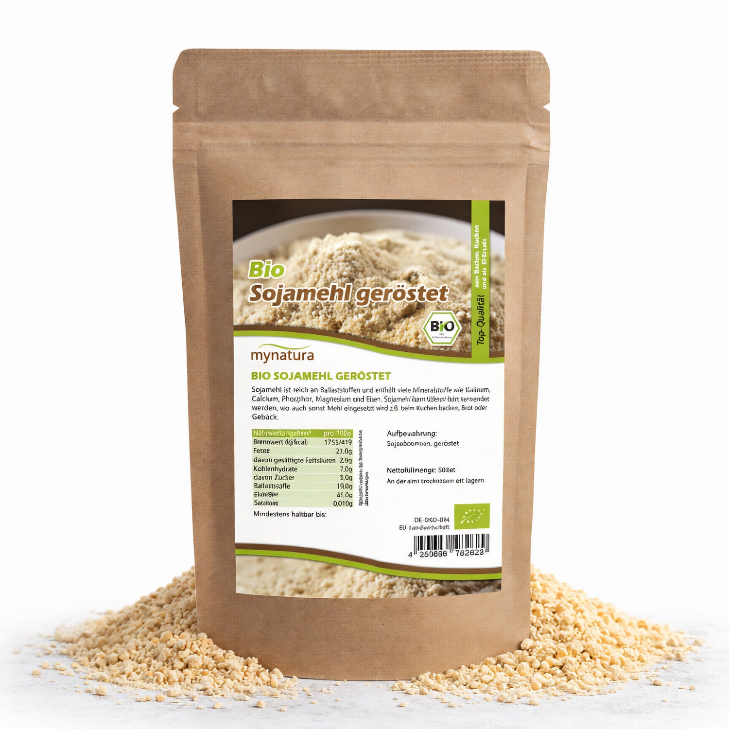 Beutel mit mynatura Bio Sojamehl geröstet, stehend auf einem Haufen geröstetem Sojamehl, Vorderseite mit Etikett und Nährwertangaben sichtbar.