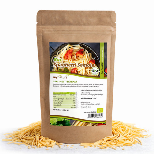 Beutel Mynatura Bio Spaghetti Semola Nudeln mit Sichtfenster und Spaghetti, umgeben von rohen Spaghetti auf weißem Hintergrund.