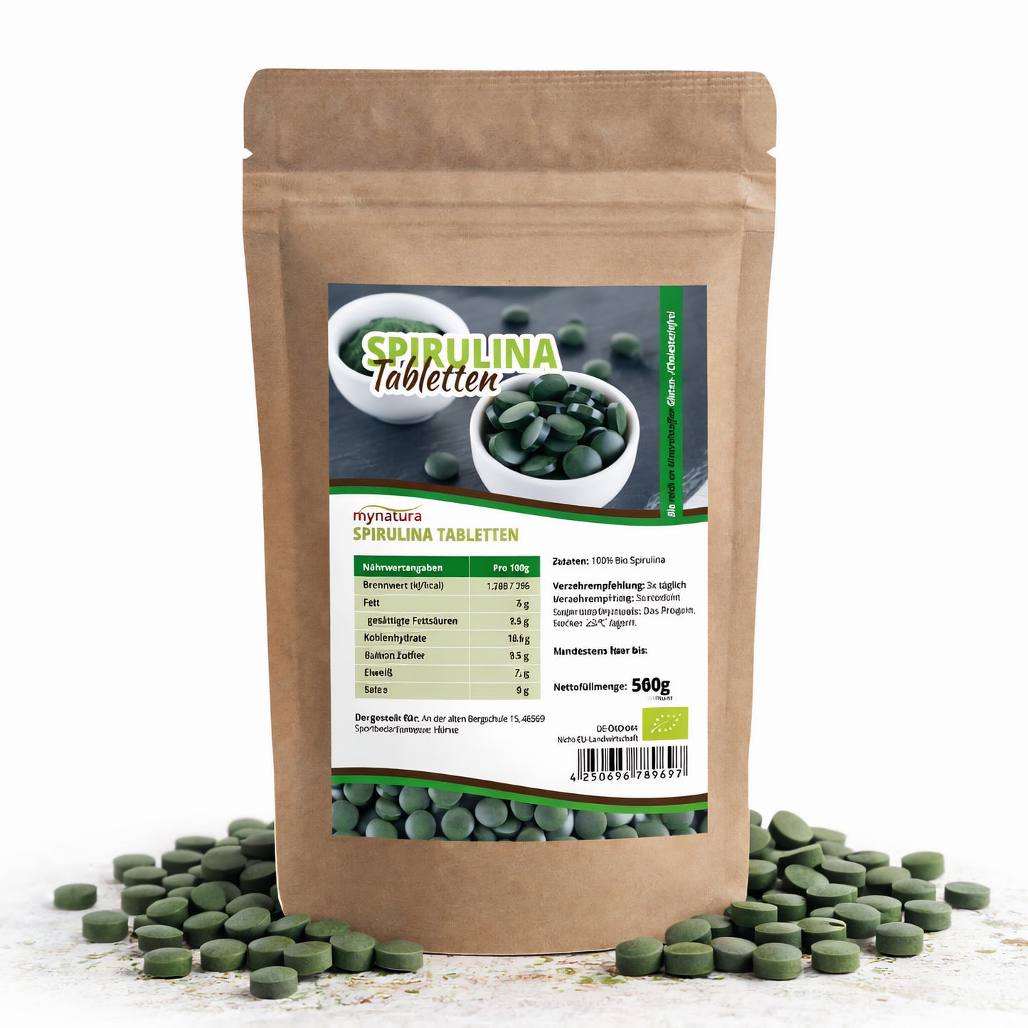 Beutel mit mynatura spirulina tabletten, 500g, stehend auf weißem Untergrund, grüne Tabletten rundherum verteilt