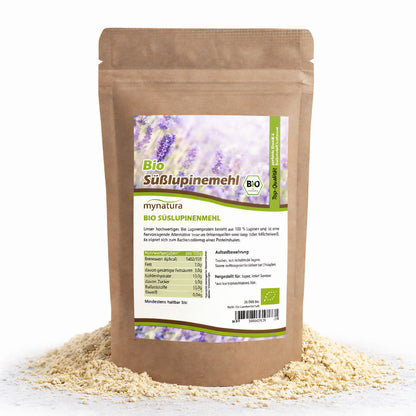 Beutel mit süßlupinenmehl von Mynatura, stehend auf einem Haufen glutenfreie Mehlalternative, Vorderseite mit Nährwertangaben und Lavendelmotiv.