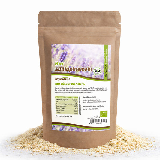 Beutel mit süßlupinenmehl von Mynatura, stehend auf einem Haufen glutenfreie Mehlalternative, Vorderseite mit Nährwertangaben und Lavendelmotiv.