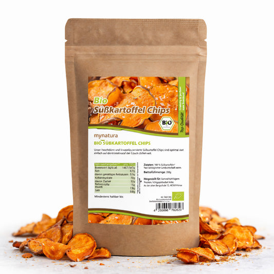 Beutel mit Bio süßkartoffelchips, 200g, aufrecht stehend, im Vordergrund verstreute knusprige süßkartoffelchips als snack