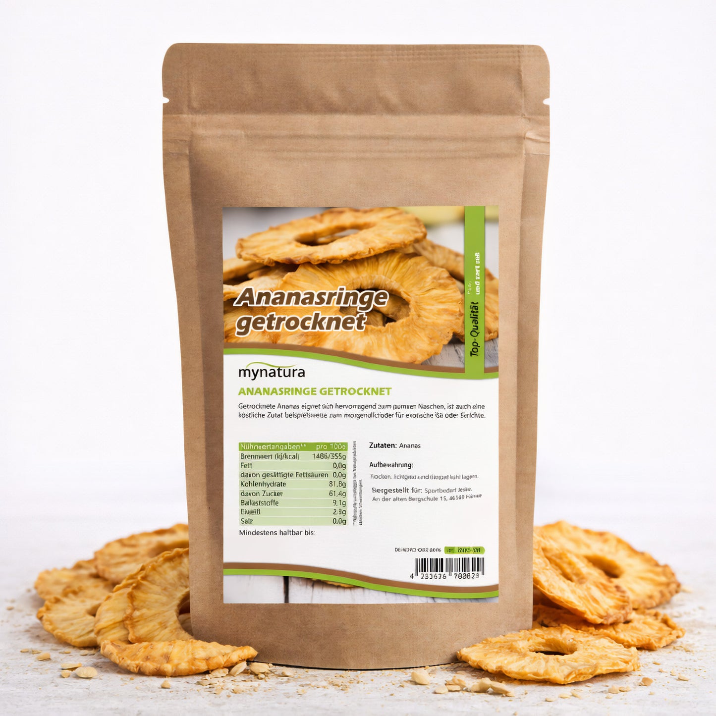 Beutel mit getrocknete Ananasringe von Mynatura, stehend auf weißem Untergrund, umgeben von mehreren Ananasringe als Snacks.