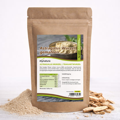 Beutel Mynatura Astragaluswurzel Pulver 100g mit Sichtfenster auf Etikett, daneben lose Portion Pulver und geschnittene Wurzelstücke auf weißem Untergrund.