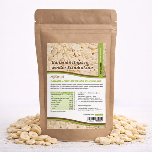 Beutel mit mynatura Bananenchips in weißer Schokolade, stehend auf einem Haufen knuspriger bananenchips, Vorderseite mit Zutaten und Nährwertangaben.