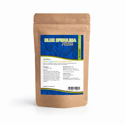 Beutel mit blauem Spirulina Pulver von Mynatura, freigestellt auf weißem Hintergrund, Etikett mit Produktinformationen sichtbar.