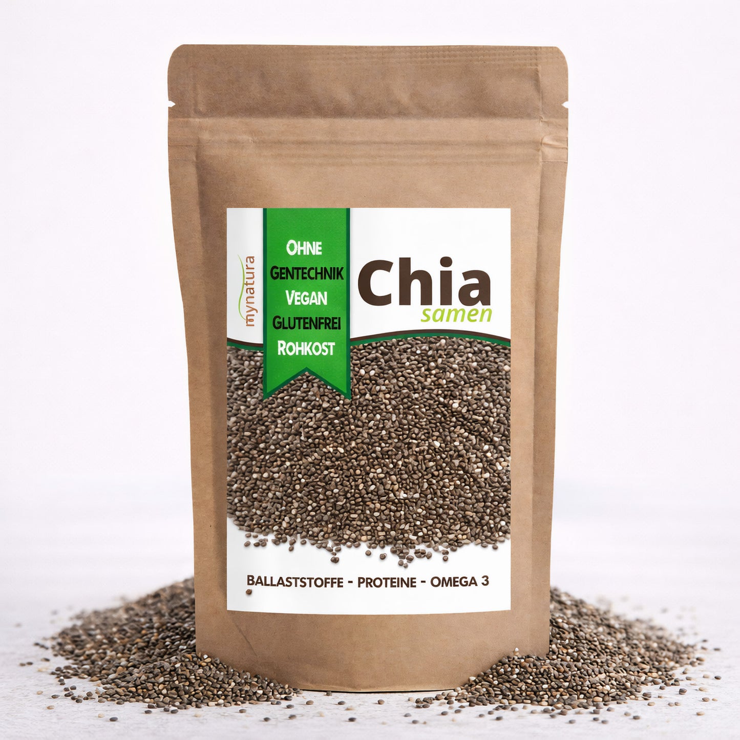 Beutel Mynatura Chia Samen auf weißem Hintergrund, umgeben von ausgeschütteter Chiasaat, Etikett mit Produktinformationen sichtbar.