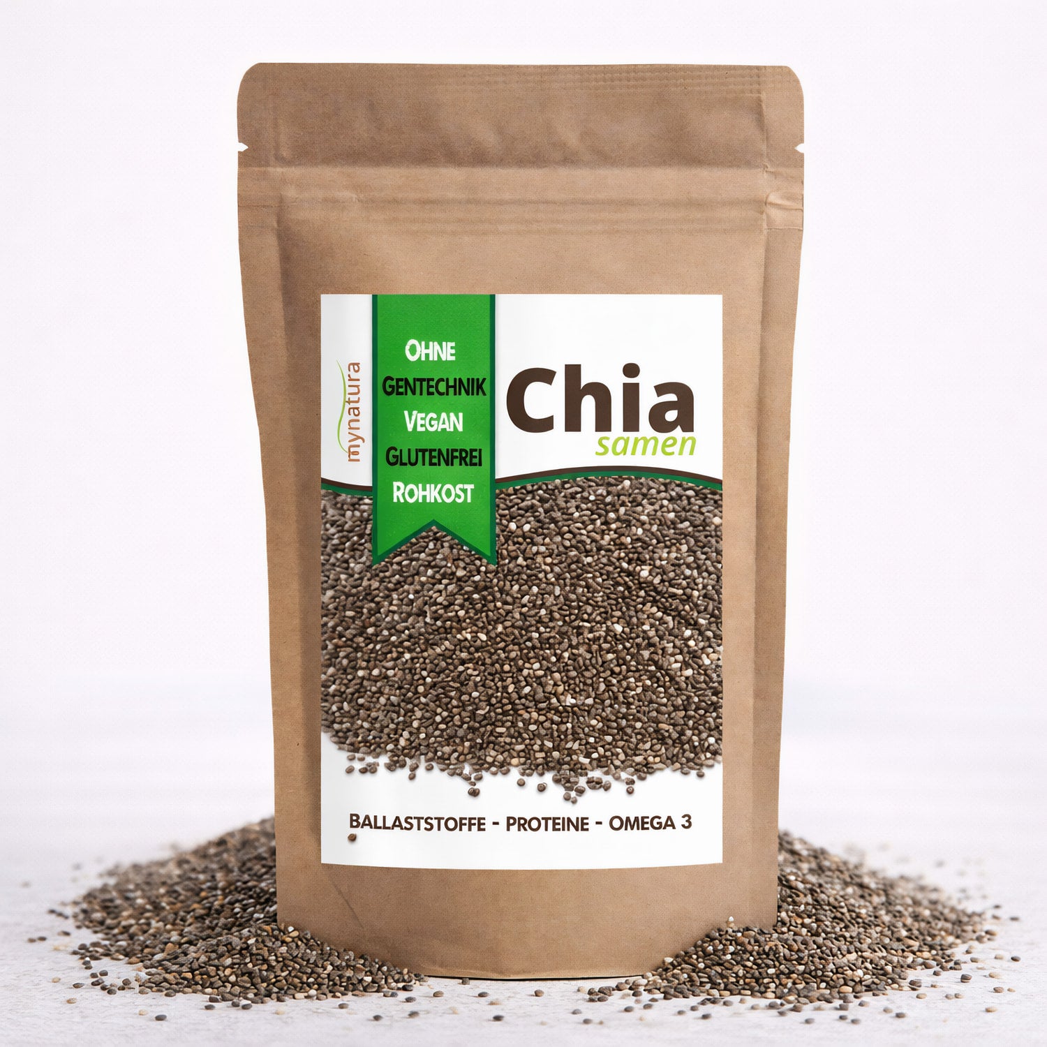 Beutel Mynatura Chia Samen auf weißem Hintergrund, umgeben von ausgeschütteter Chiasaat, Etikett mit Produktinformationen sichtbar.
