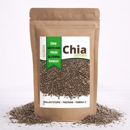 Beutel Mynatura Chia Samen auf weißem Hintergrund, umgeben von ausgeschütteter Chiasaat, Etikett mit Produktinformationen sichtbar.