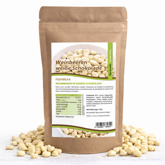 Beutel mit Mynatura weinbeeren in weißer schokolade, umgeben von verstreuten schoko weinbeeren auf weißem Untergrund.