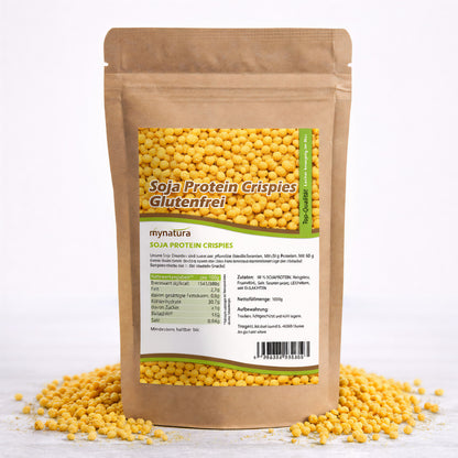 Beutel Mynatura Protein Soja Crispies 1000g auf weißem Untergrund, umgeben von verstreuten Sojacrispies, Vorderseite mit Nährwertangaben und Zutaten fürs Frühstück oder Müsli sichtbar.