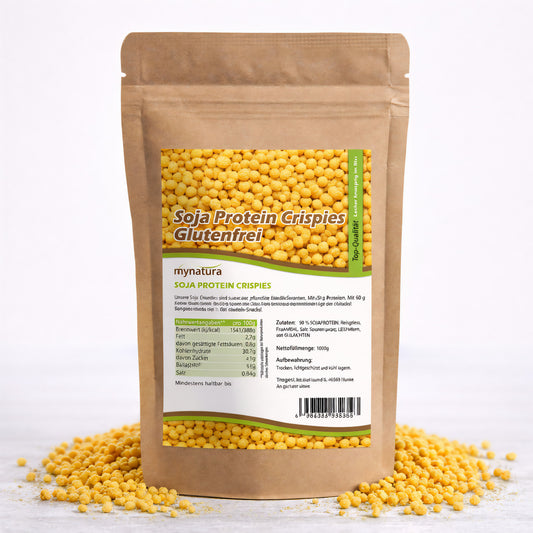 Beutel Mynatura Protein Soja Crispies 1000g auf weißem Untergrund, umgeben von verstreuten Sojacrispies, Vorderseite mit Nährwertangaben und Zutaten fürs Frühstück oder Müsli sichtbar.