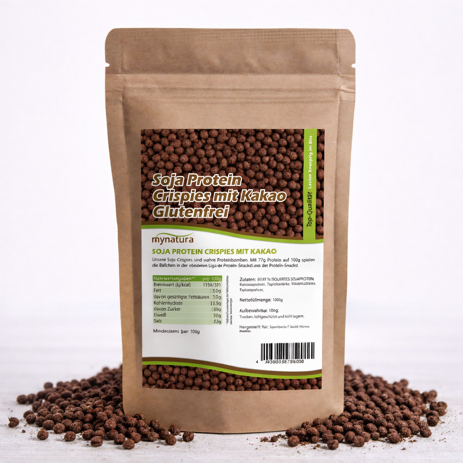 Beutel mit Soja Protein Crispies mit Kakao von Mynatura, stehend auf weißem Untergrund, Crispies sind um den Beutel verteilt.