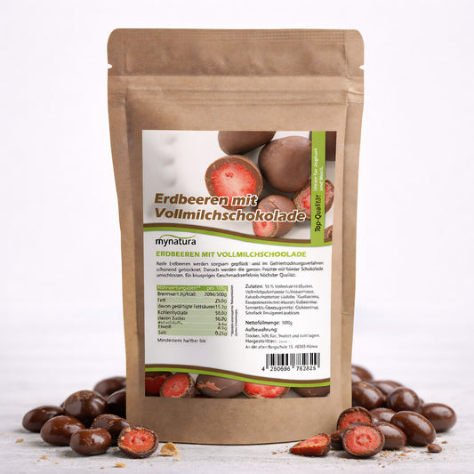 Beutel mit mynatura Erdbeeren, gefriergetrocknet, in Vollmilchschokolade, umgeben von aufgeschnittenen Schokofrüchten auf weißem Untergrund.