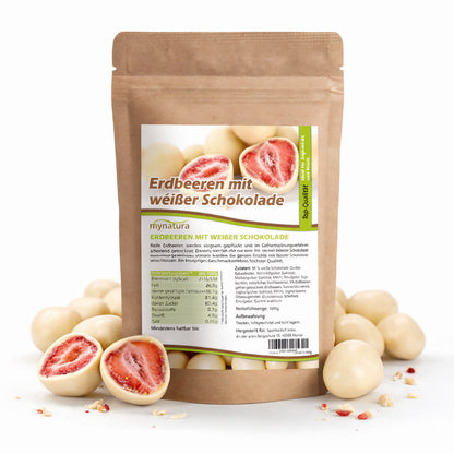 Beutel mit Mynatura Erdbeeren, gefriergetrocknet, in weißer Schokolade, umgeben von weißen Schokoladenkugeln und halbierten Früchten als Snacks.