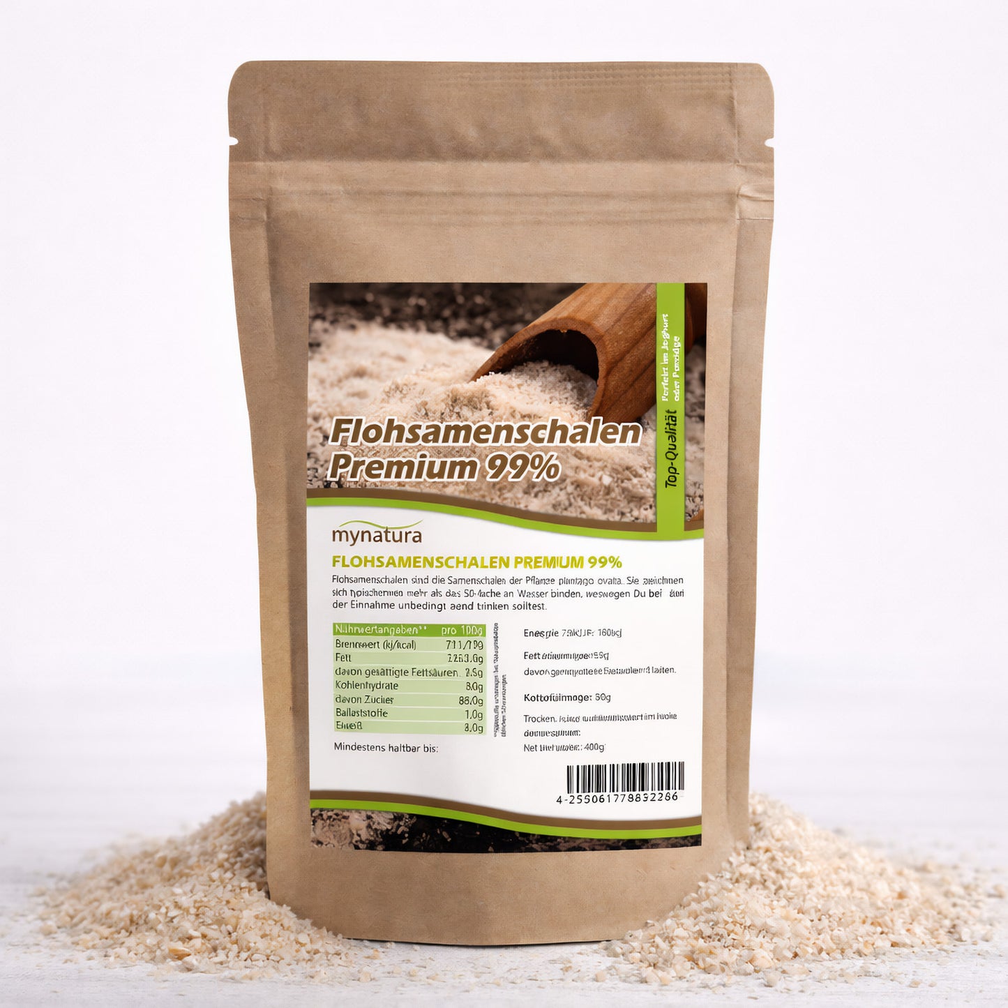 Beutel Flohsamenschalen von Mynatura auf weißem Untergrund, vorne ein Holzlöffel mit geschrotetem Superfood, etwas Flohsamenschalen rund um die Verpackung verstreut.