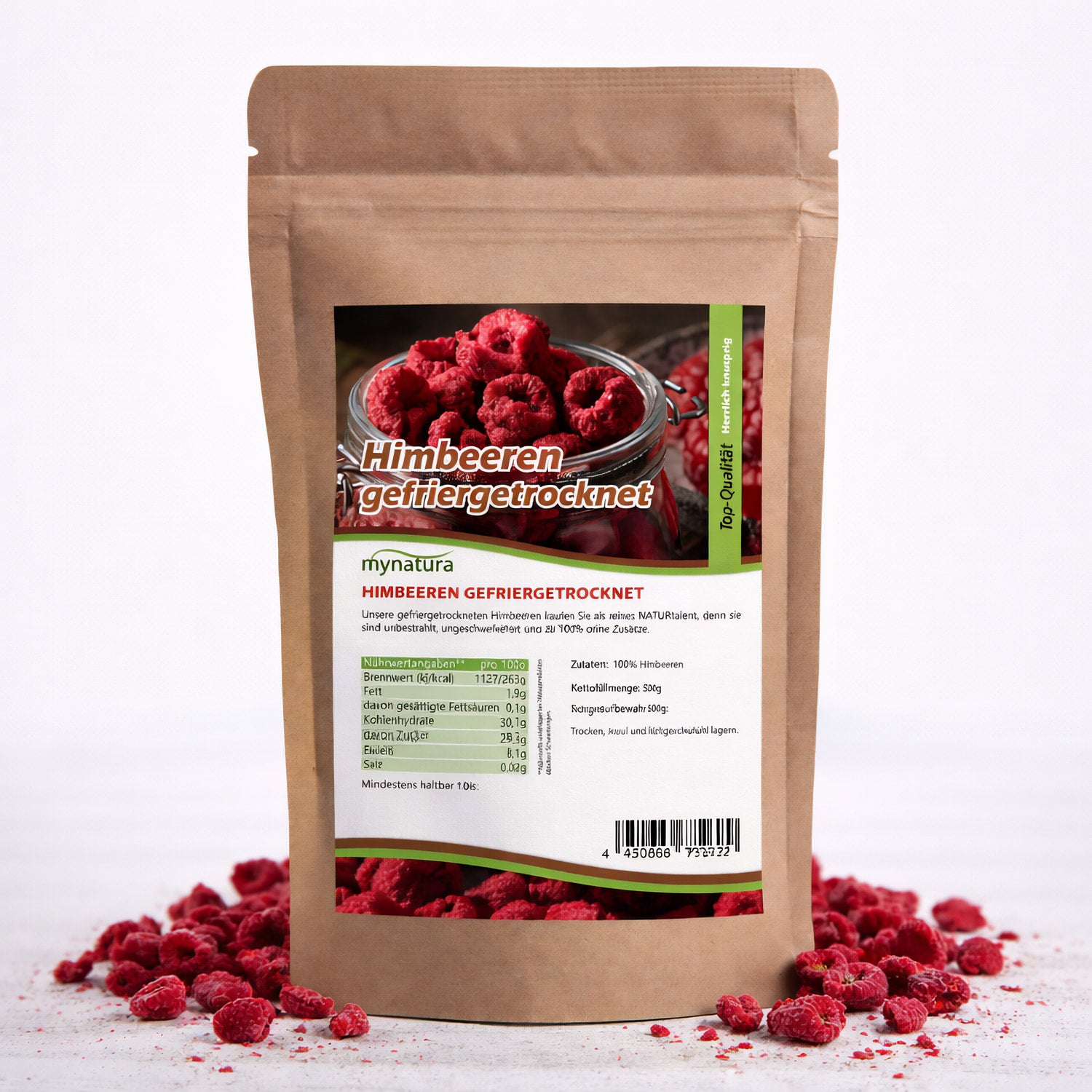 Beutel mit gefriergetrockneten Himbeeren von Mynatura, 500g, aufrecht stehend, umgeben von verstreuten Früchten, Vorderseite mit Etikett und Nährwertangaben sichtbar.
