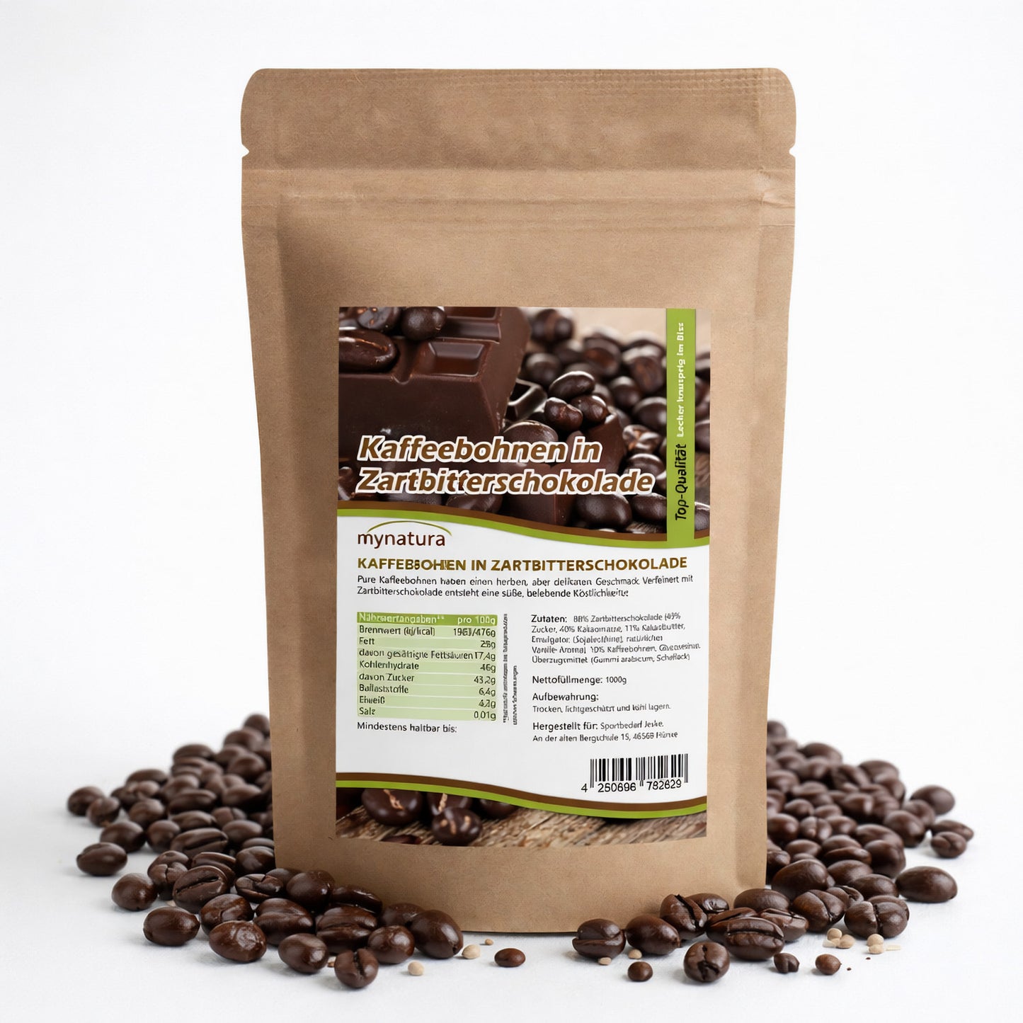 Beutel mit Kaffeebohnen in Zartbitterschokolade von Mynatura, umgeben von ganzen Kaffeebohnen, Vorderseite mit Produktetikett sichtbar.