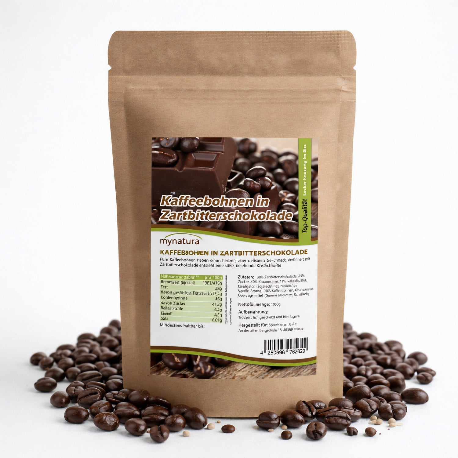 Beutel mit Kaffeebohnen in Zartbitterschokolade von Mynatura, umgeben von ganzen Kaffeebohnen, Vorderseite mit Produktetikett sichtbar.