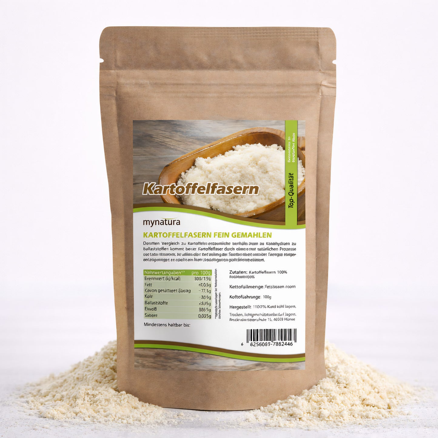 Beutel mit Mynatura Kartoffelfasern auf einem Haufen fein gemahlener Kartoffelfasern, geeignet zum Backen und als natürliche Ballaststoffquelle.