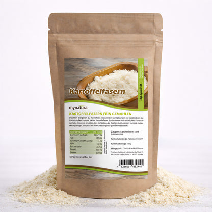 Beutel mit Mynatura Kartoffelfasern auf einem Haufen fein gemahlener Kartoffelfasern, geeignet zum Backen und als natürliche Ballaststoffquelle.