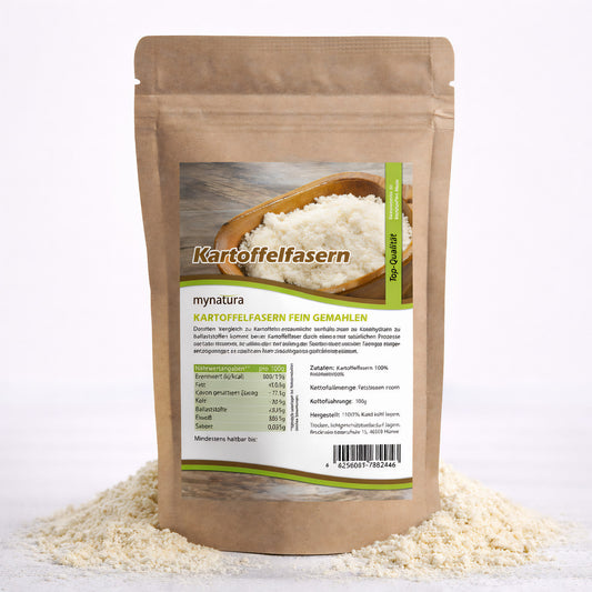 Beutel mit Mynatura Kartoffelfasern auf einem Haufen fein gemahlener Kartoffelfasern, geeignet zum Backen und als natürliche Ballaststoffquelle.