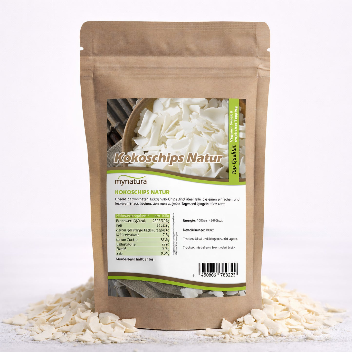 Beutel Kokoschips Natur von Mynatura, stehend auf weißem Untergrund, umgeben von verstreuten Kokoschips, Vorderseite mit Etikett und Nährwertangaben sichtbar.
