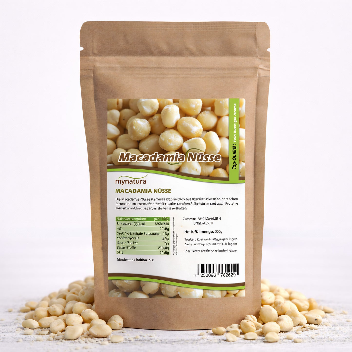 Beutel mit Mynatura Macadamiakerne 500g, braune Verpackung mit Sichtfenster und Produktetikett, umgeben von losen macadamia nüsse auf weißem Untergrund.